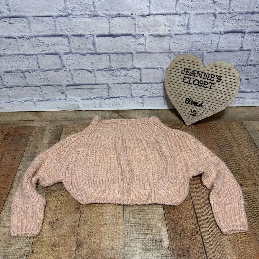 Francesca’s Harper Blush Pink Fuzzy Soft Cropped Sweater Small NWT
